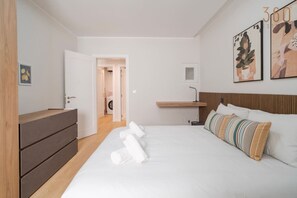 1 habitación, escritorio, tabla de planchar con plancha y wifi