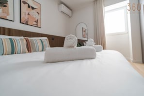 1 Schlafzimmer, Schreibtisch, Bügeleisen/Bügelbrett, Reisekinderbett