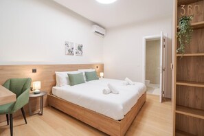 2 Schlafzimmer, Schreibtisch, Bügeleisen/Bügelbrett, Reisekinderbett