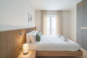 Escritorio, tabla de planchar con plancha, wifi y ropa de cama