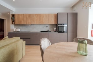Fridge, oven, stovetop, dishwasher