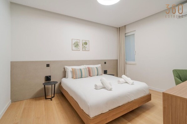 1 chambre, bureau, fer et planche à repasser, lit de bébé portatif