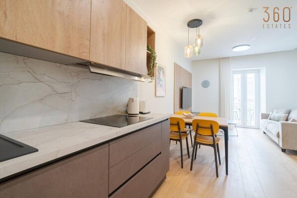Fridge, oven, stovetop, coffee/tea maker