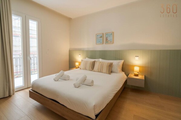 1 chambre, bureau, fer et planche à repasser, lit de bébé portatif