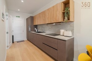 Fridge, oven, stovetop, coffee/tea maker