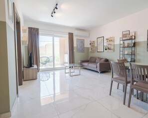 TV - Spacious 4BR w/Balconies, Sea Views & Coastal Vibe (Marsaskala)