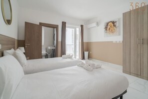 3 bedrooms, desk, travel cot, WiFi