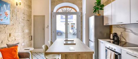 ثلاجة، ميكروويف، فرن، موقد طهي مسطح