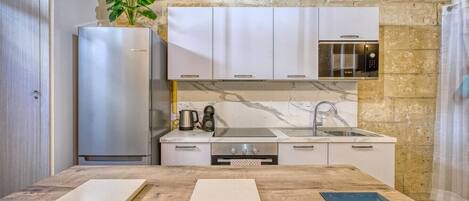 Kühlschrank, Mikrowelle, Ofen, Herdplatte