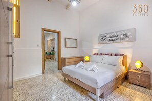 1 habitación, escritorio, tabla de planchar con plancha y wifi