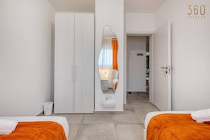 2 habitaciones, escritorio, tabla de planchar con plancha y wifi