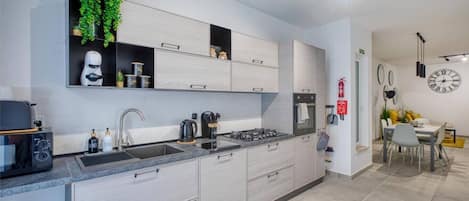 Kühlschrank, Mikrowelle, Ofen, Herdplatte