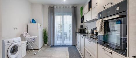 雪櫃、微波爐、焗爐、爐具