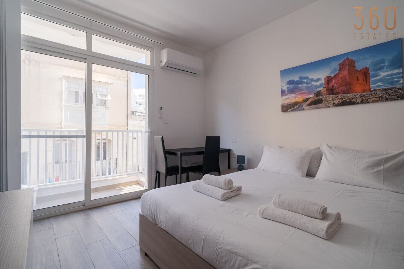 1 habitación, escritorio, tabla de planchar con plancha y cuna de viaje 