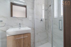 Free toiletries, hair dryer, towels, toilet paper - Studio home with WIFI & AC just steps to Seafront (Gżira)