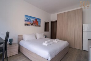 1 chambre, bureau, fer et planche à repasser, lit parapluie