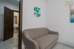 TV - Sleek & Simple comfy Studio near Griza Promenade! (Gżira)