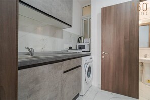 ثلاجة، ميكروويف، موقد طهي مسطح، ماكينة لصنع القهوة/الشاي