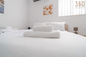 1 bedroom, desk, WiFi, bed sheets - Sleek & Simple comfy Studio near Griza Promenade! (Gżira)