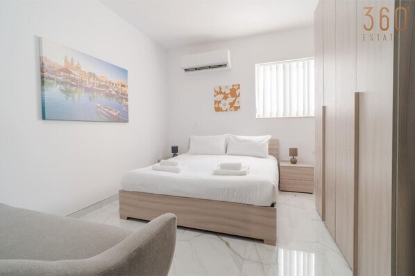 1 bedroom, desk, WiFi, bed sheets - Sleek & Simple comfy Studio near Griza Promenade! (Gżira)