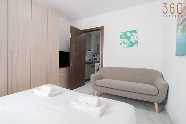 1 bedroom, desk, travel crib, WiFi