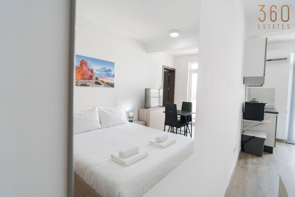 Escritorio, cuna de viaje, wifi y ropa de cama 