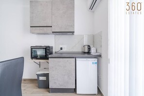 Fridge, stovetop, coffee/tea maker, toaster