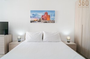 Desk, travel cot, WiFi, bed sheets