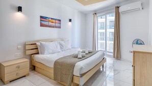 Quarto moderno com cama de madeira, mesa de cabeceira, luminária de teto e uma janela grande com cortinas.