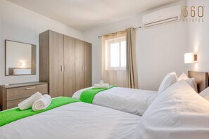 2 bedrooms, desk, iron/ironing board, WiFi