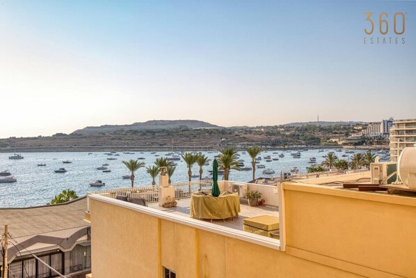 Terrace/patio - Seafront 2BR fully equipped home w/comfy bed Qawra (St. Paul`s Bay)