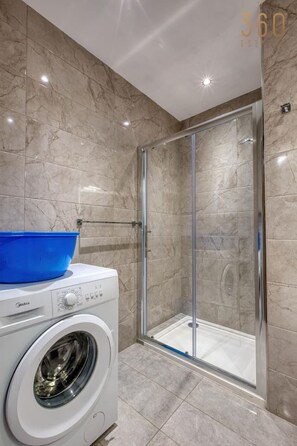 Hair dryer, towels - Seafront 2BR fully equipped home w/comfy bed Qawra (St. Paul`s Bay)