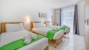 1 soverom, skrivebord, strykejern/-brett og reiseseng for barn