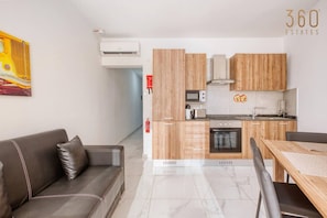 Fridge, microwave, oven, stovetop - Seafront home, opposite beach w/WIFI & AC in Qawra (St. Paul`s Bay)