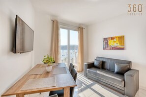 TV - Seafront home, opposite beach w/WIFI & AC in Qawra (St. Paul`s Bay)