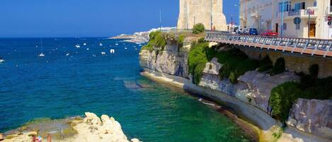 Una spiaggia nelle vicinanze