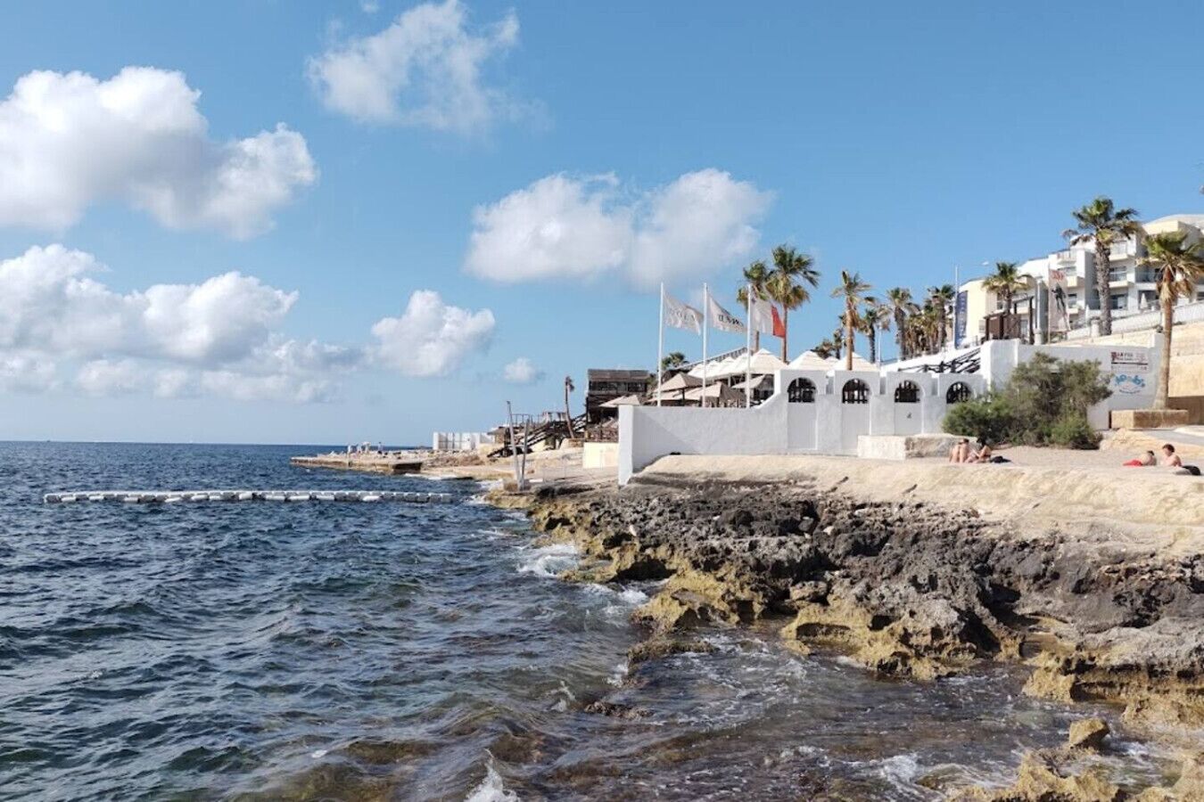 Una spiaggia nelle vicinanze