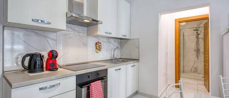 冰箱、微波炉、烤箱、炉灶