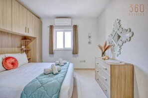 2 bedrooms, desk, iron/ironing board, WiFi