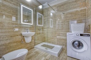 Articles de toilette gratuits, sĂšche-cheveux, serviettes fournies