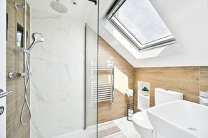 Dusche, Haartrockner, Handtücher, Seife