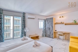 Escritorio, tabla de planchar con plancha, wifi y ropa de cama