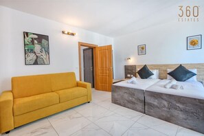 1 Schlafzimmer, Schreibtisch, Bügeleisen/Bügelbrett, Reisekinderbett