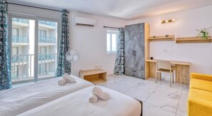 1 bedroom, desk, iron/ironing board, travel crib - Seafront home opposite beach w/WIFI & AC in Qawra (St. Paul`s Bay)