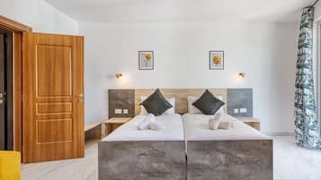 Een moderne slaapkamer met een groot bed, twee nachtkastjes, een houten deur en een raam met gordijnen.