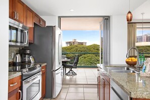 Private kitchen - Honua Kai Konea 3 Free Rental Cars KBM Resorts Extra Large Corner Suite! 3 Units, 7 Bedrooms Ml-1406 (Kaanapali)