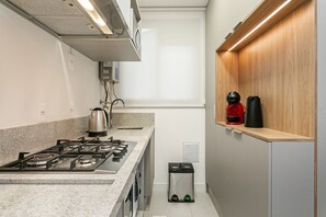 Kühlschrank, Mikrowelle, Ofen, Wasserkocher mit Kaffee-/Teezubehör
