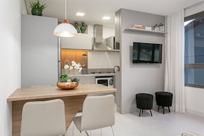 Kühlschrank, Mikrowelle, Ofen, Wasserkocher mit Kaffee-/Teezubehör