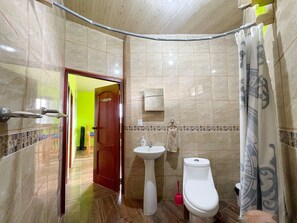 Family Cabin, Patio, Garden View | Bathroom | Shower, free toiletries, towels, soap