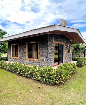 Family Cabin, Patio, Mountain View | Premium bedding, minibar, blackout drapes, free WiFi - Cabañas el Manantial (Moyagalpa)